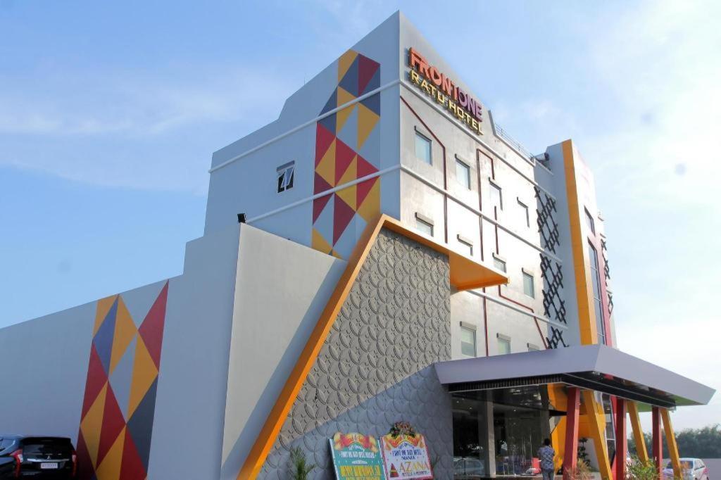 Front One Hotel Nganjuk Exterior photo